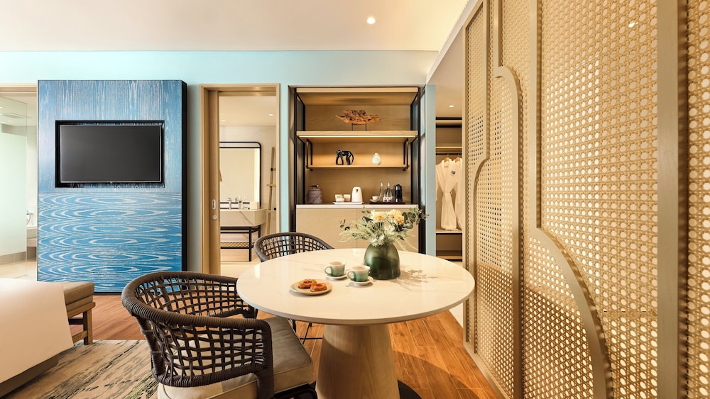 Suite, 1 King Bed, Pool Access - Photo 3