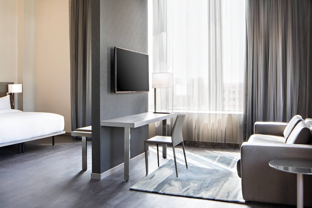 Room, 1 King Bed, City View photo 3