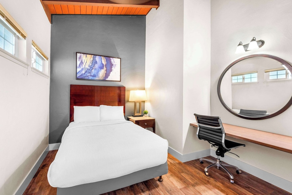 Suite, Non Smoking (Efficiency, 1 King Bed & 1 Double Bed) - Photo 7