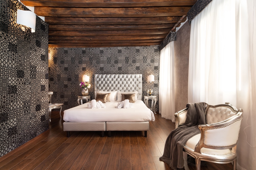 Superior Double or Twin Room, Balcony, Canal View photo 2