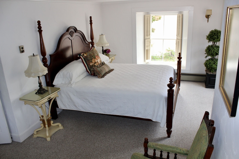 Honeymoon Suite - Photo 1