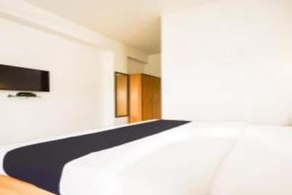Deluxe Room, 1 Queen Bed, City View - Photo 1
