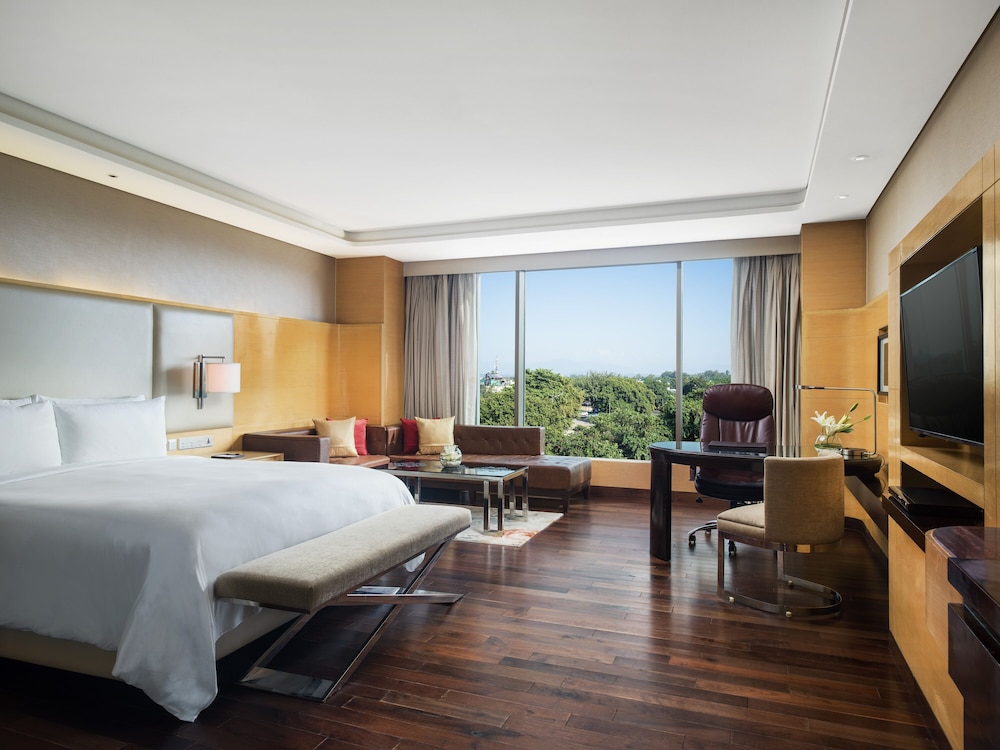 Executive Studio, 1 King Bed, City View - Photo 5