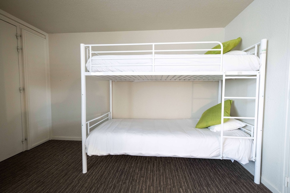Standard Room, Multiple Beds - Photo 6