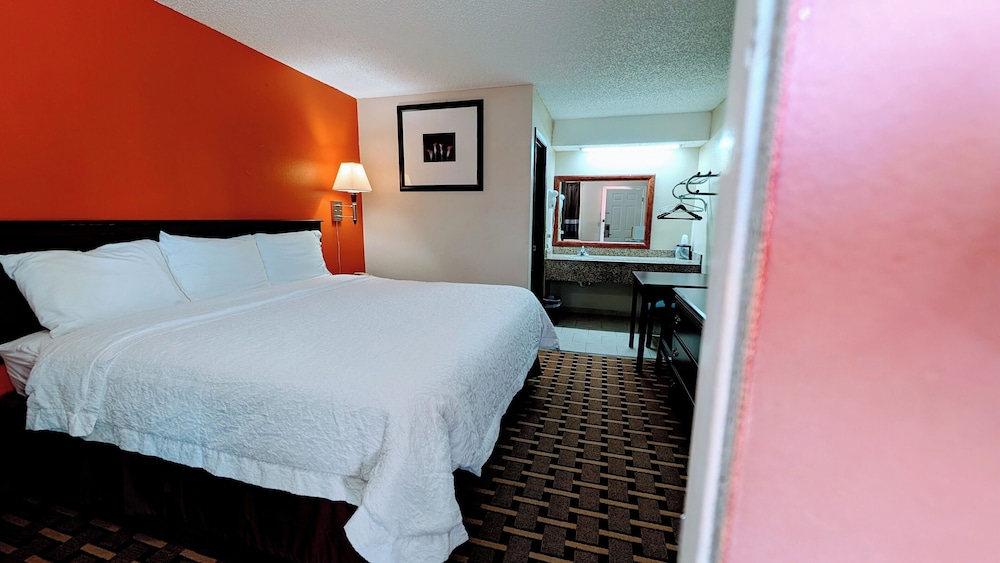 Comfort Room, 1 King Bed, Smoking