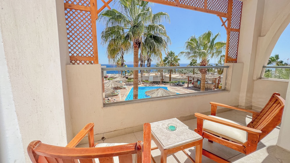 Superior Double or Twin Room, Pool View photo 3