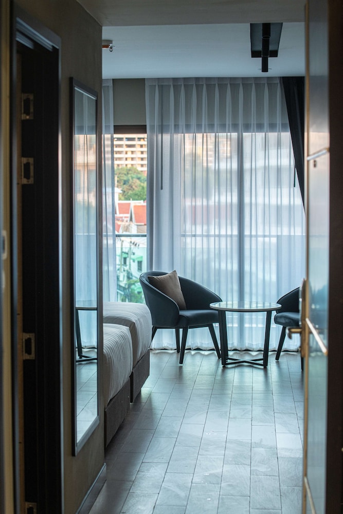 Premium Room, Bathtub, Pool View - Photo 4