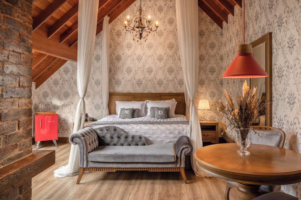 Panoramic Suite, 1 King Bed thumbnail 5