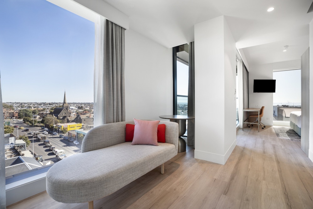 Suite, 1 King Bed, Balcony (Dining, Kitchenette) - Photo 9
