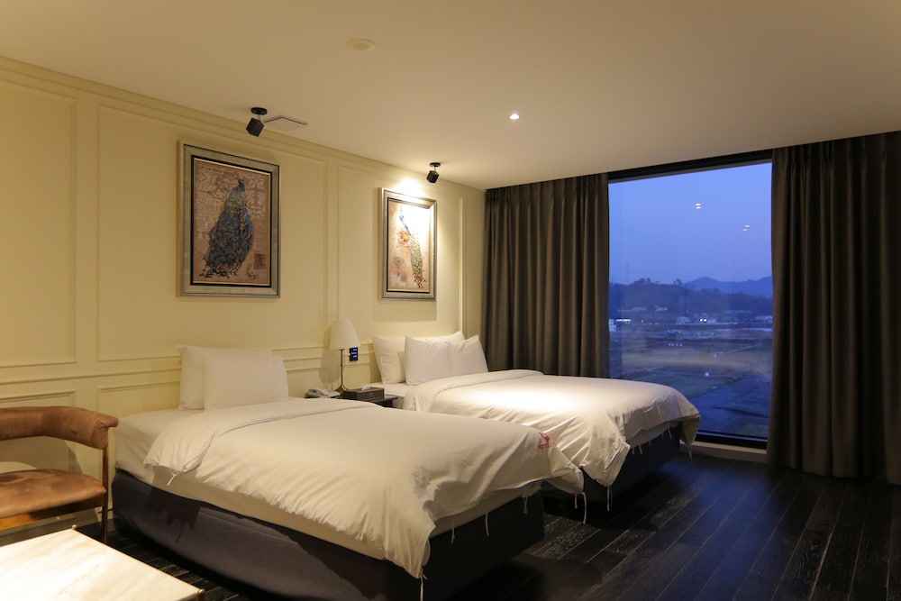 Standard Twin Room - Photo 6