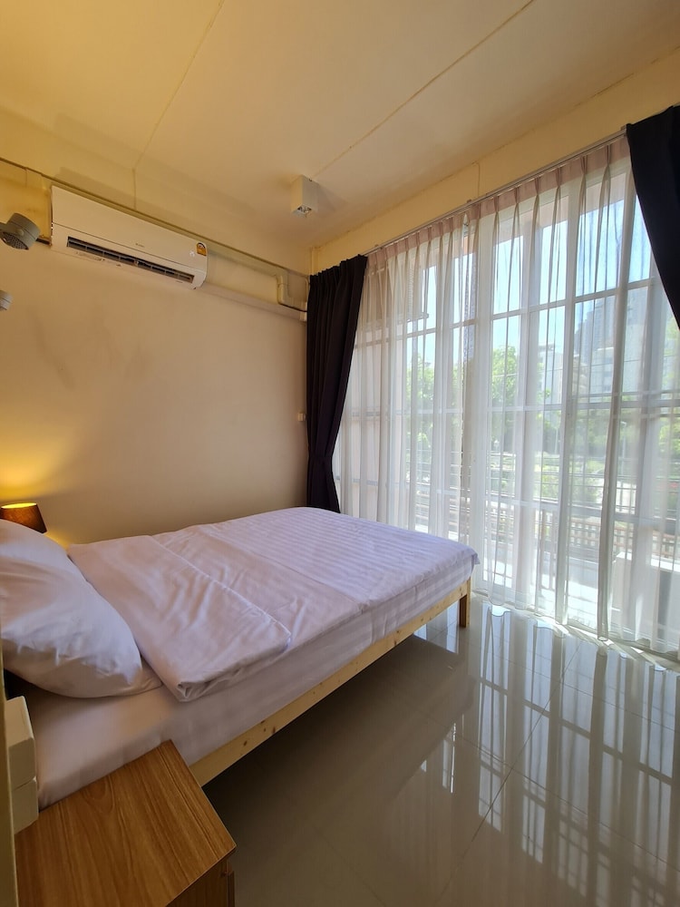 Classic Double Room, 1 Queen Bed, Garden View photo 2