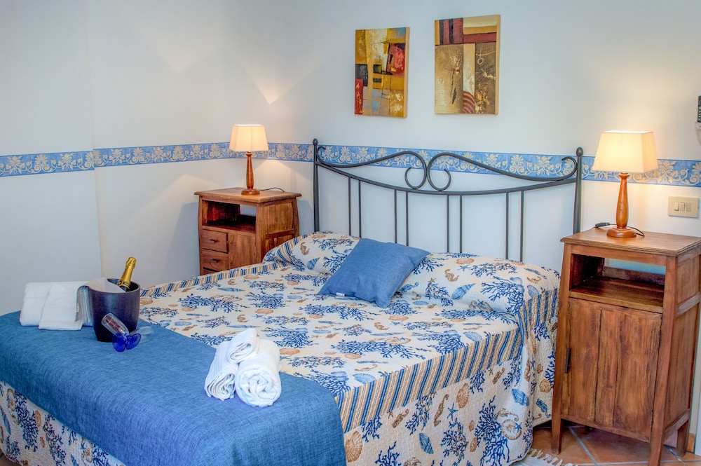 Classic Double Room, 1 Queen Bed, Private Bathroom, Tower photo 1