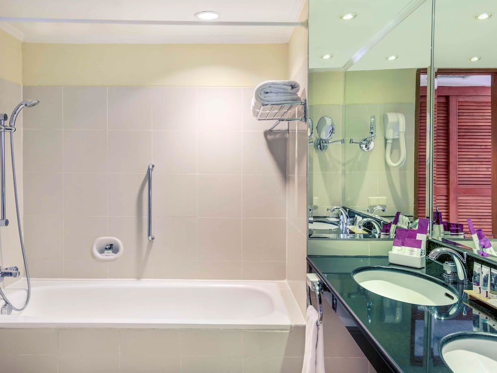 Deluxe Room, 1 King Bed (Executive) - Photo 4