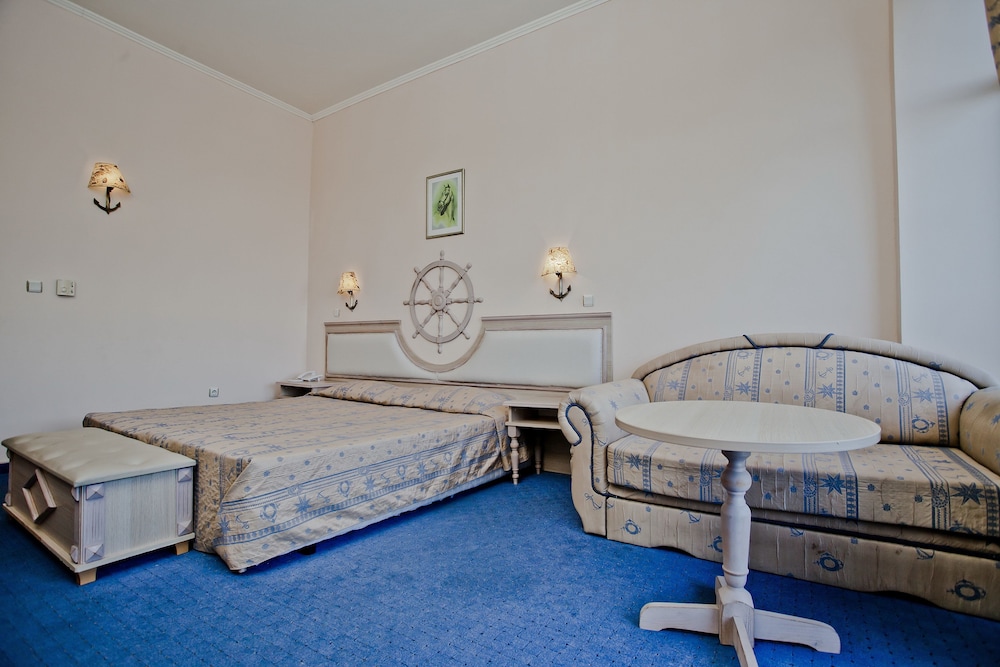 Double Room, Balcony, Park View photo 3