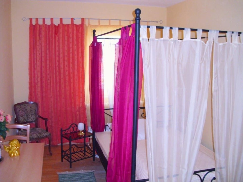 Single Room, Shared Bathroom photo 2