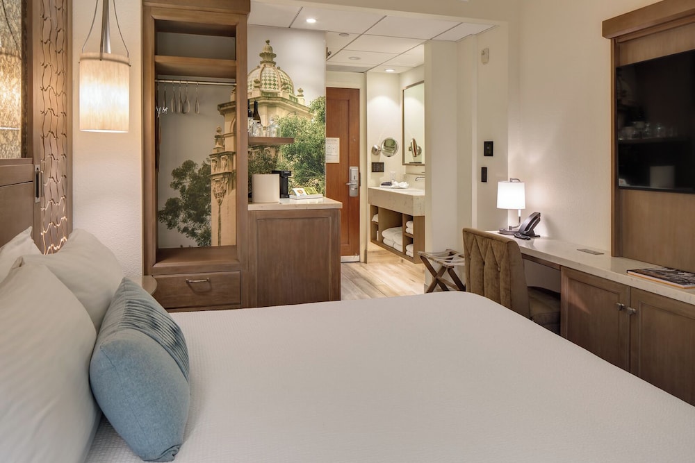 Premier Queen Bed CitySide View - Photo 1