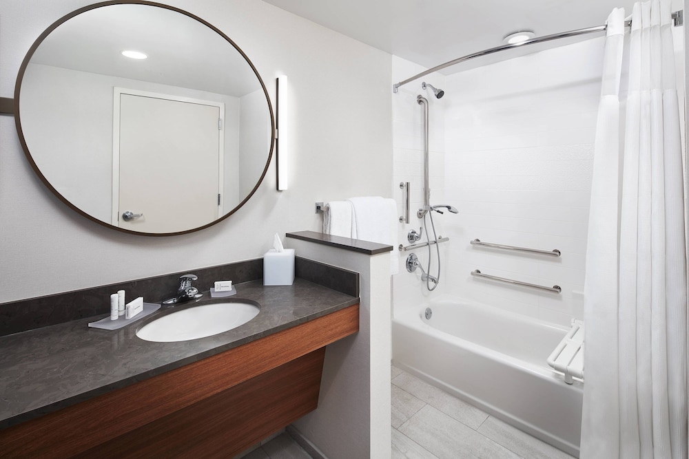 Room, 2 Queen Beds (Mobility Accessible, Tub) photo 2