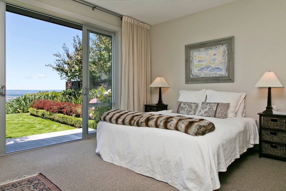 Luxury Apartment, 2 Bedrooms, Lake View, Lakeside photo 2