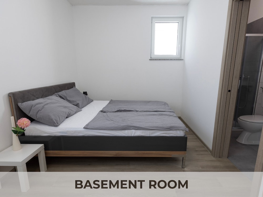 Economy Double Room, 1 Queen Bed, Non Smoking, Private Bathroom
