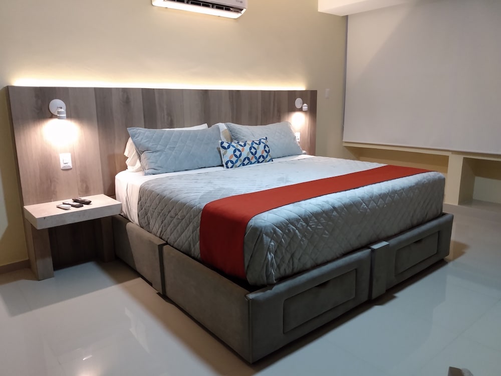 Premium Room, 1 King Bed photo 3