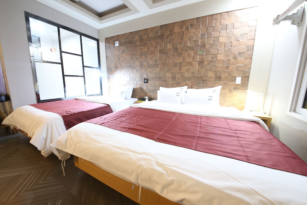Deluxe Twin Room, Multiple Beds photo 3