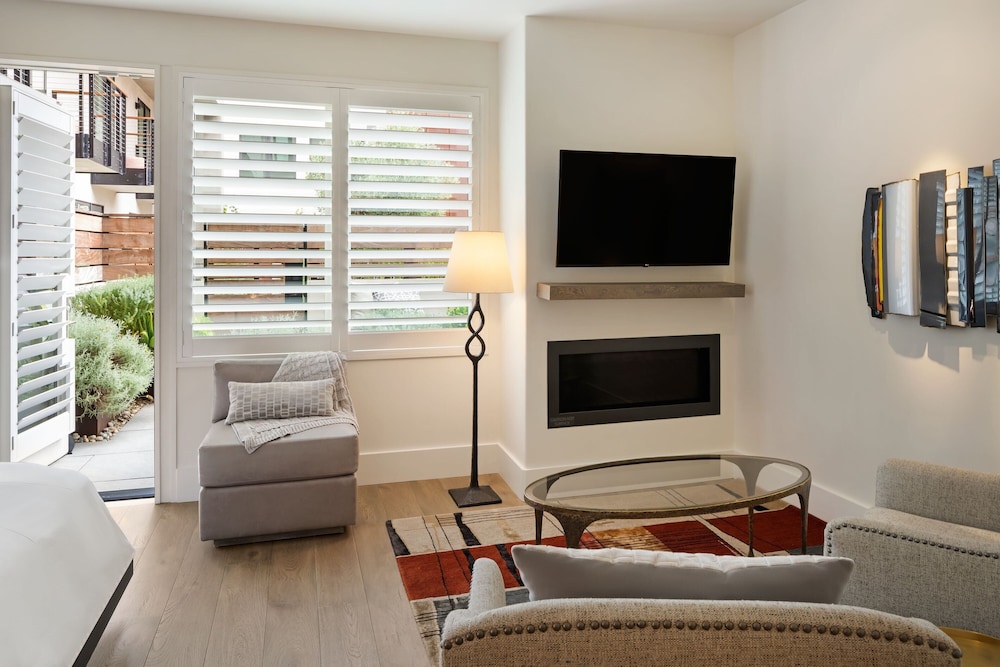 Suite, 1 King Bed, Patio, Garden View - Photo 3