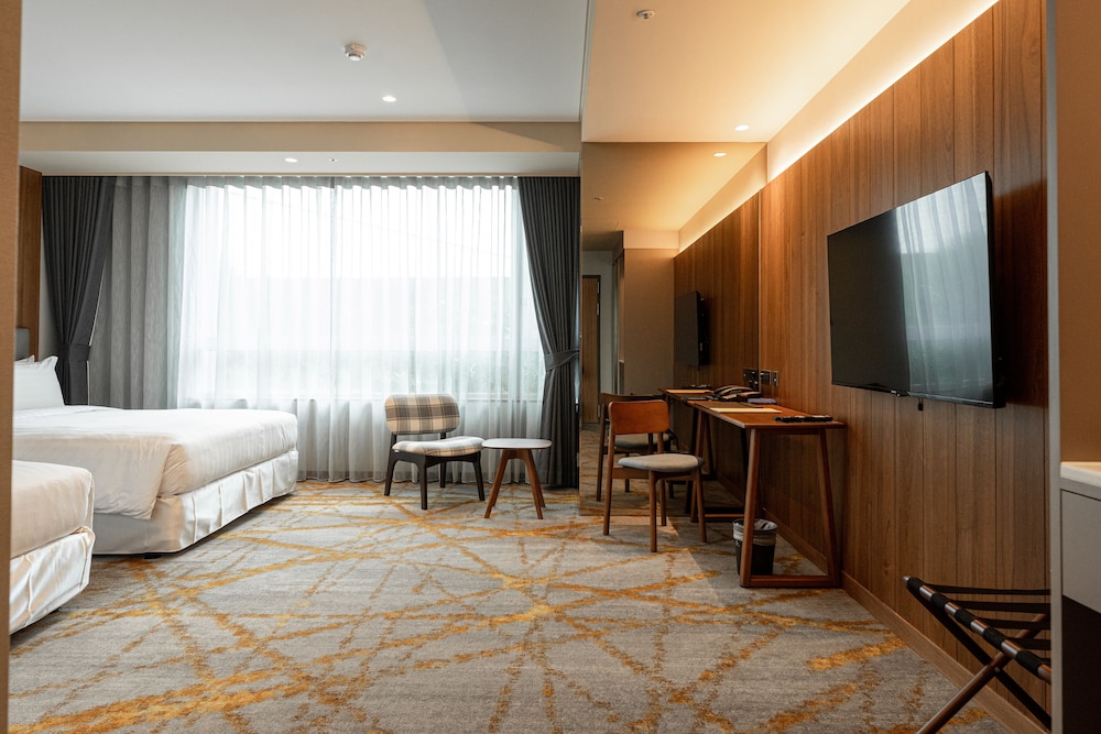 Superior Room, 1 King Bed, Allergy Friendly thumbnail 6