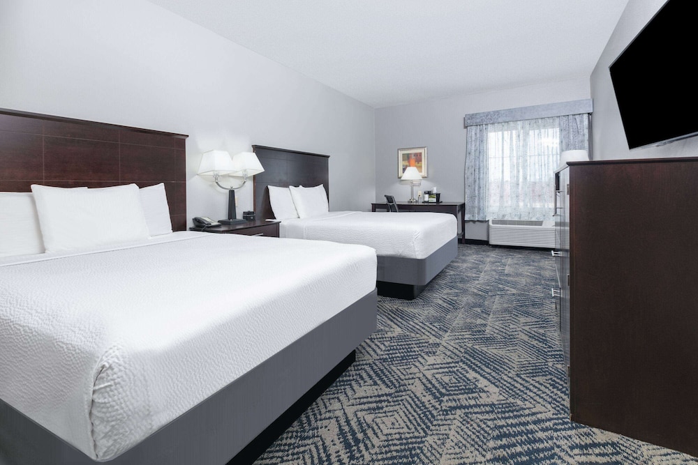 Room, 2 Queen Beds, Accessible, Non Smoking (Roll-In Shower) - Photo 3