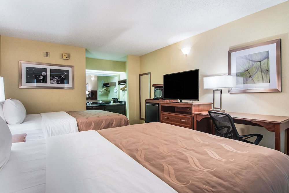 Room, 2 Queen Beds, Smoking photo 3