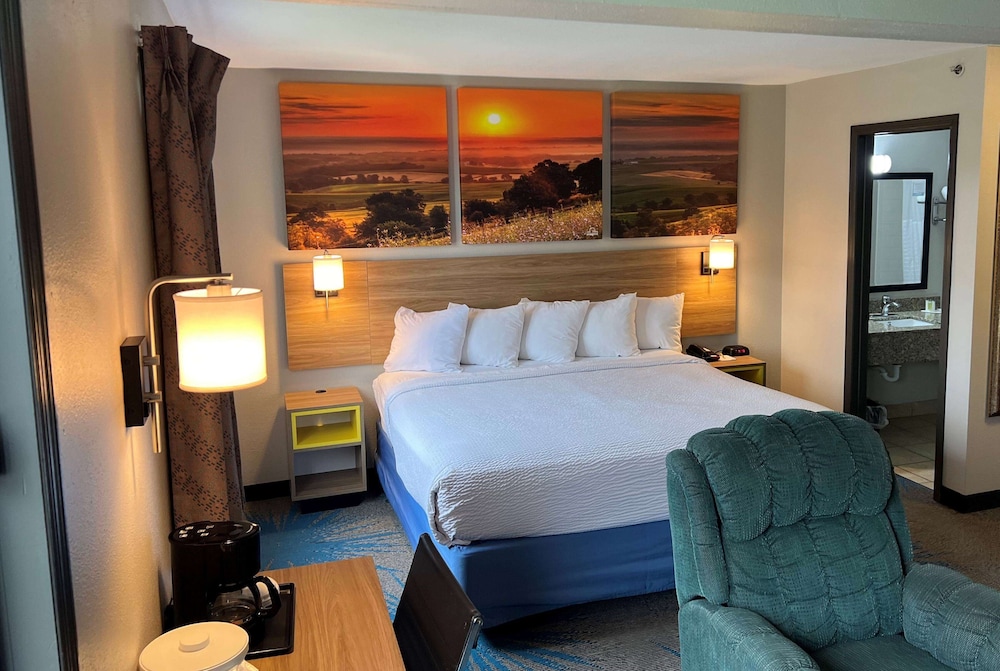 Suite, 1 King Bed, Non Smoking - Photo 2