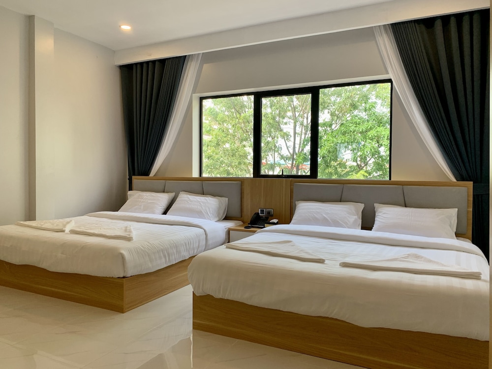 Family Quadruple Room, 2 Queen Beds - Photo 1