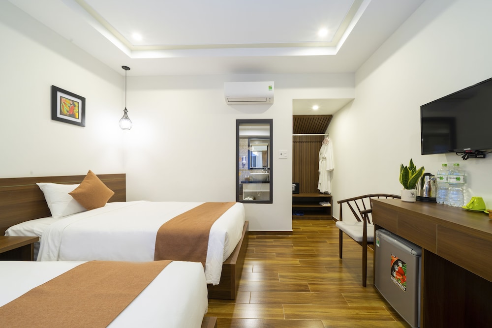 Deluxe Balcony With Courtyard View - Photo 6