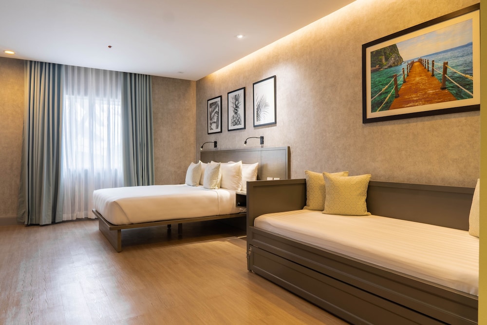 Executive Suite - Photo 1
