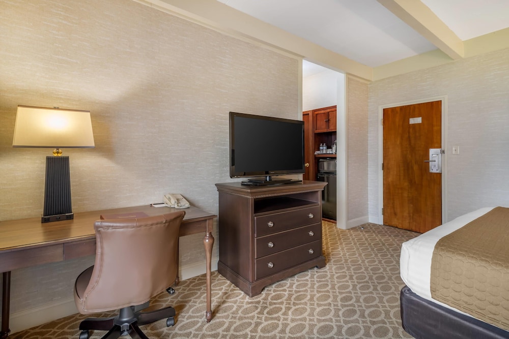 Room, Multiple Beds, Non Smoking (Upgrade) photo 3
