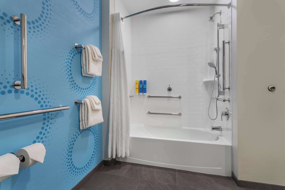 Room, 2 Queen Beds, Accessible, Bathtub (Mobility, Hearing) - Photo 3