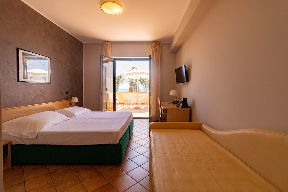 Superior Triple Room, Terrace, Sea View photo 1