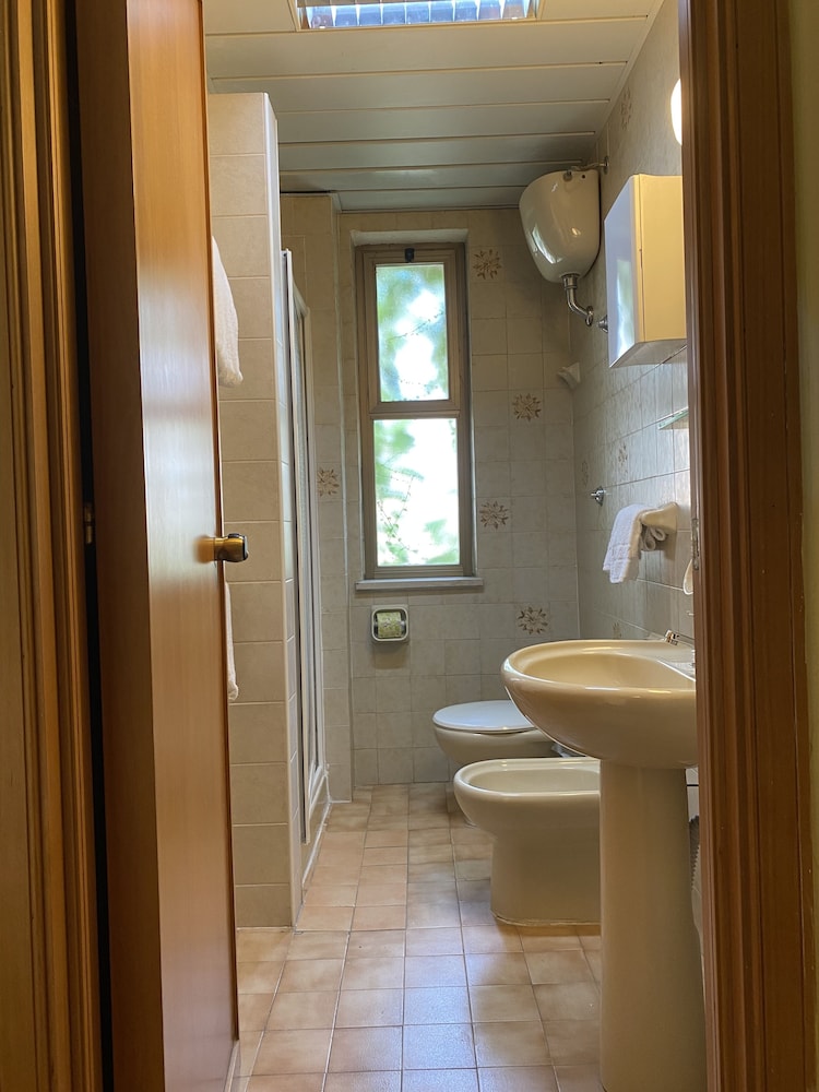 Double or Twin Room - Photo 10