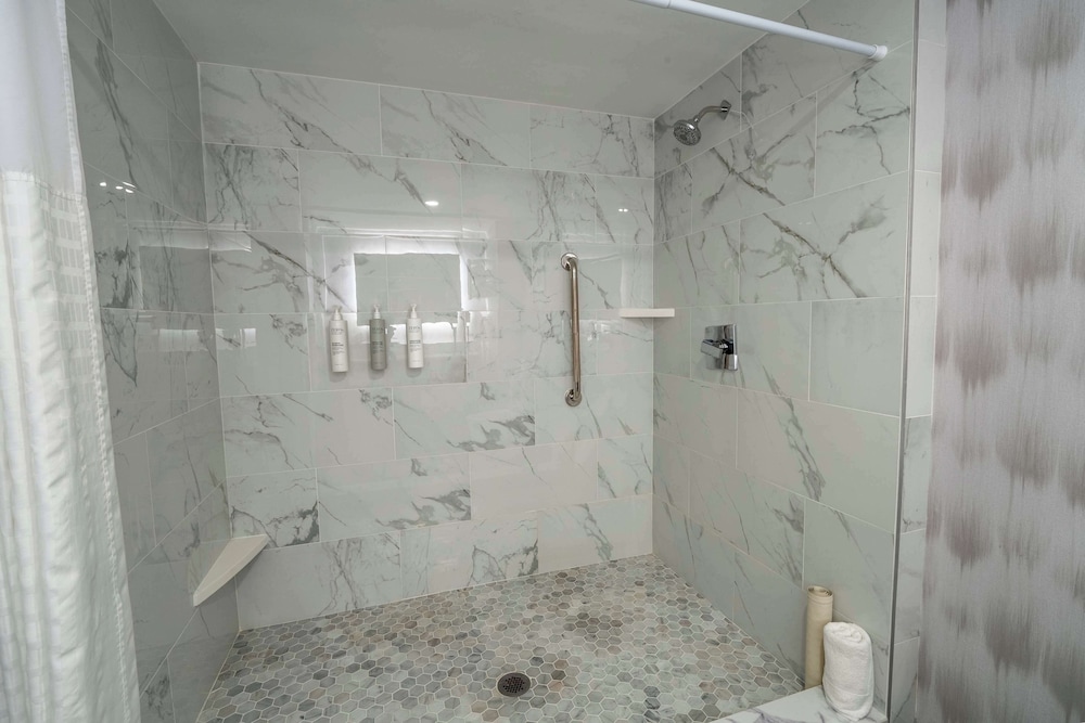 Room, 2 Queen Beds, Accessible (Roll-In Shower) - Photo 12