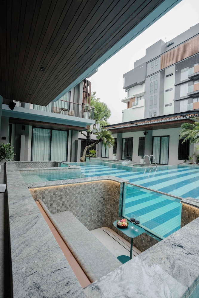 Sunken Pool Access with Jacuzzi - Photo 17