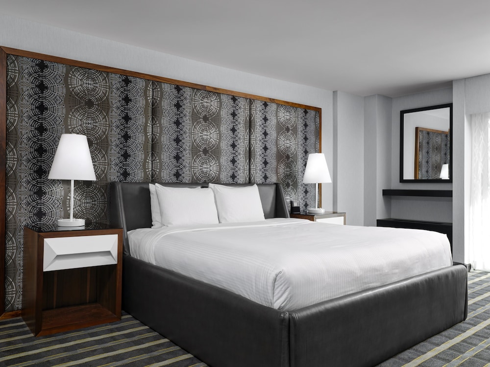 Luxury Room, 1 King Bed, Balcony - Photo 1
