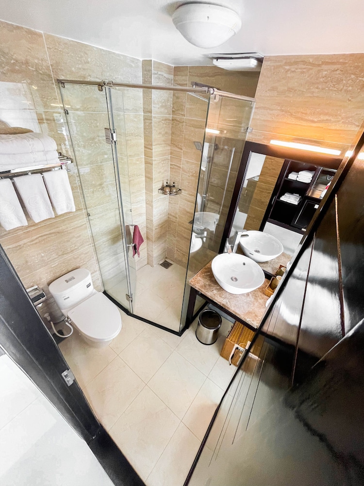 Superior Quadruple Room - Photo 6
