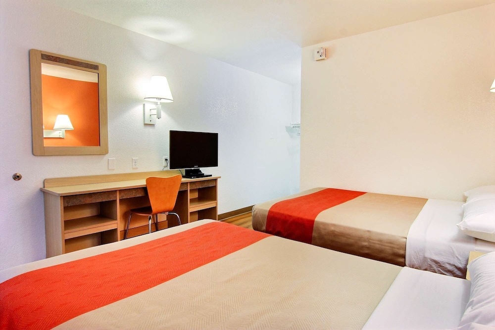 Standard Room, 2 Double Beds, Non Smoking, Refrigerator & Microwave photo 1