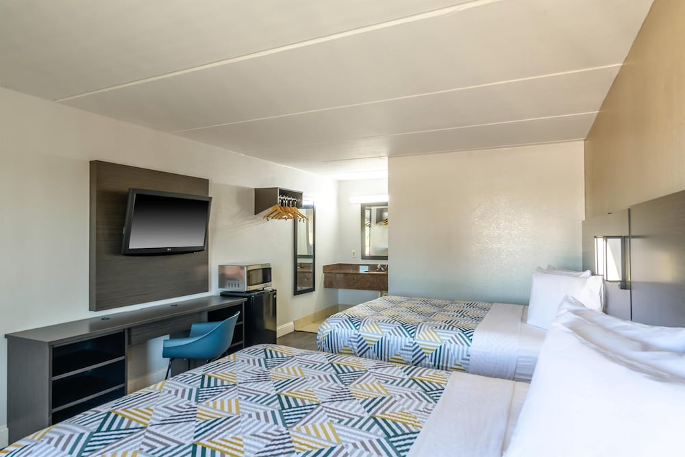 Deluxe Room, 2 Queen Beds, Non Smoking, Kitchenette photo 2
