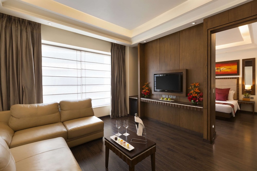 Executive Room, 1 Queen Bed, Non Smoking - Photo 4
