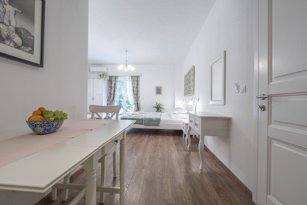 Romantic Studio Suite, Non Smoking, Garden View - Photo 5