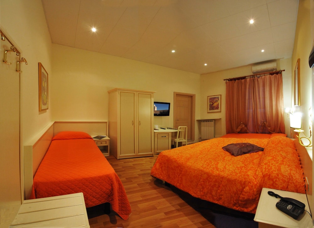 Quadruple Room - Photo 8