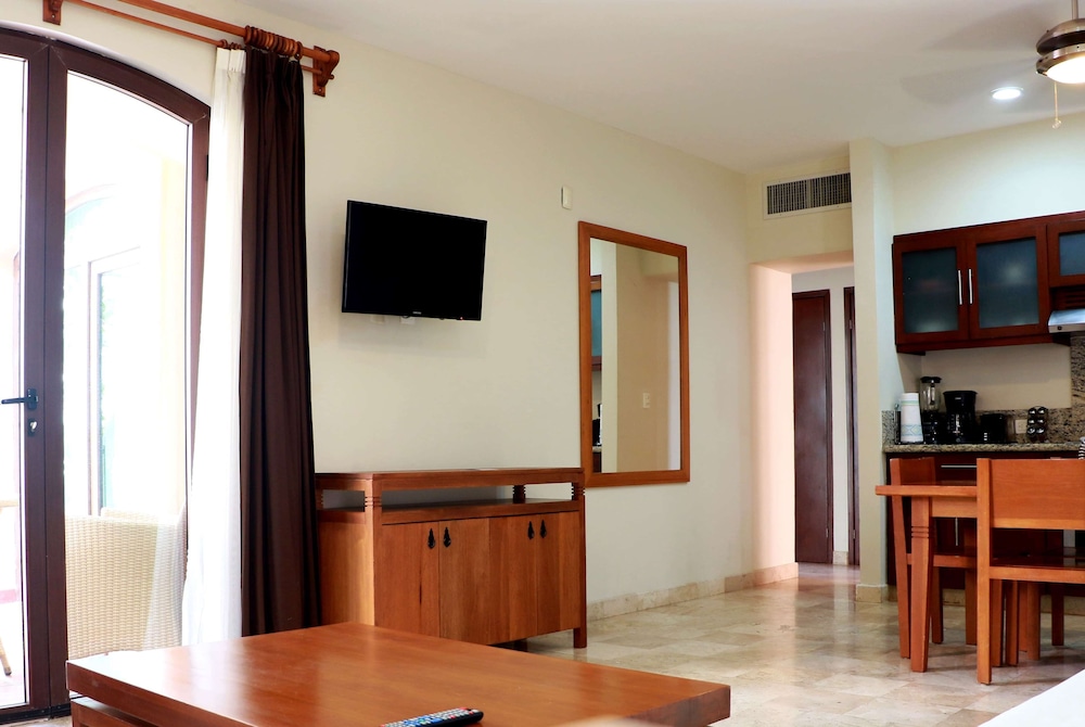Suite, 3 Bedrooms - Photo 6
