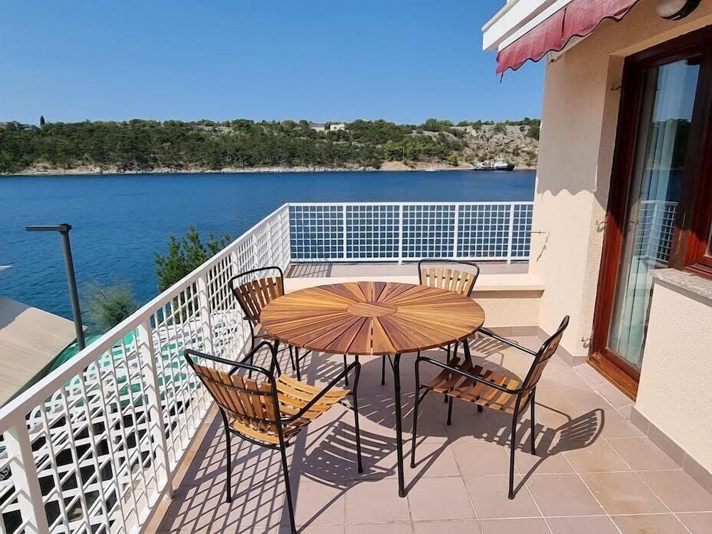 Room, 2 Bedrooms, Balcony, Sea View photo 2