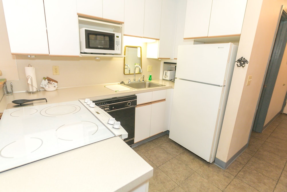 Signature Room, 1 King Bed with Sofa bed, Kitchen, Pool View (1 Bedroom Unit- Room 210-Pet Friendly)