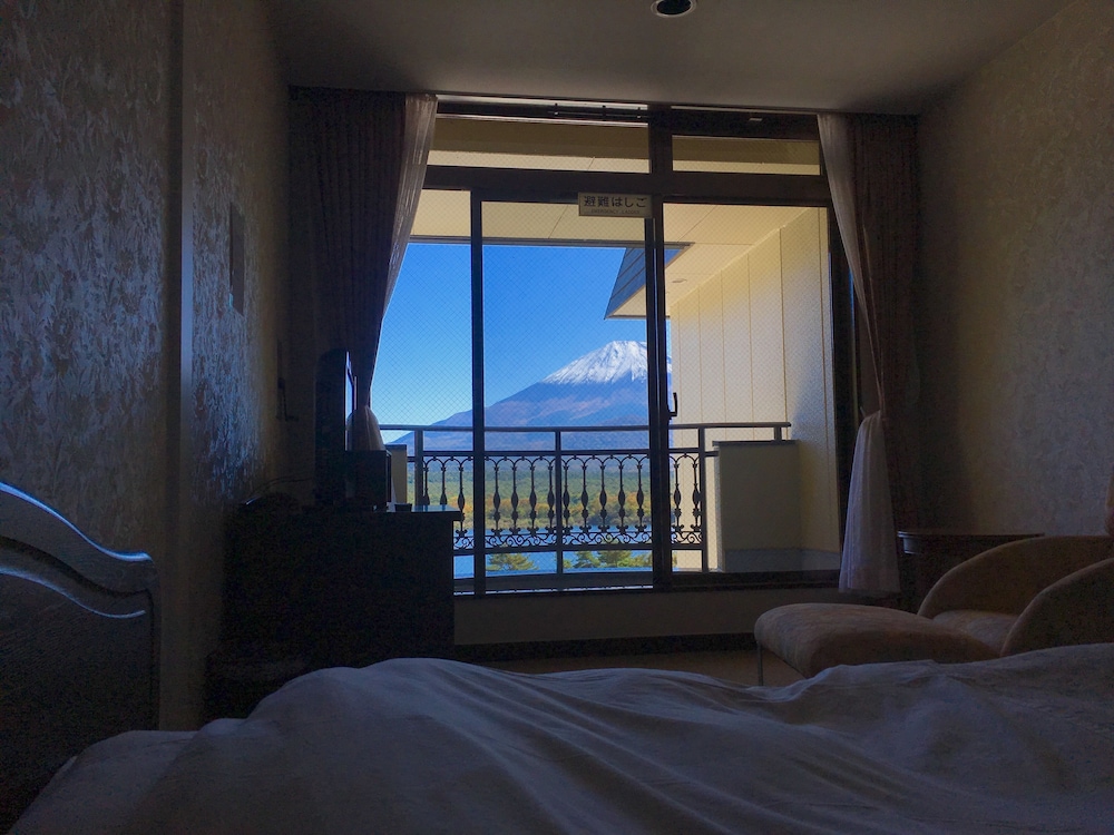 Twin Room 16sqm (Private Bathroom, Mount Fuji and Lake Shoji View), Non Smoking photo 1